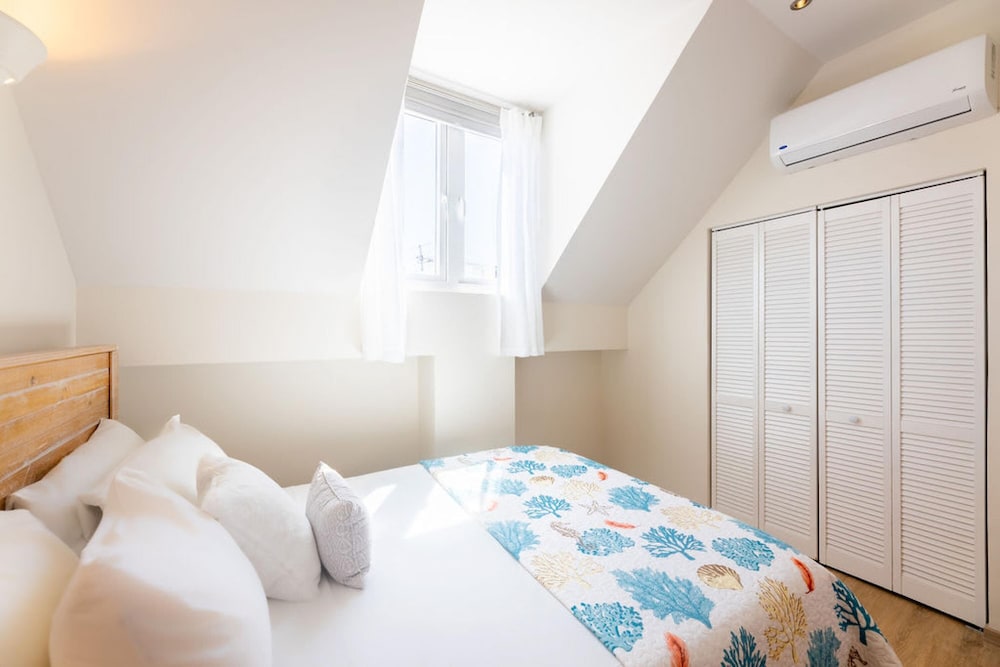Historic Heartbeat 2BR Townhouse in Central Bliss