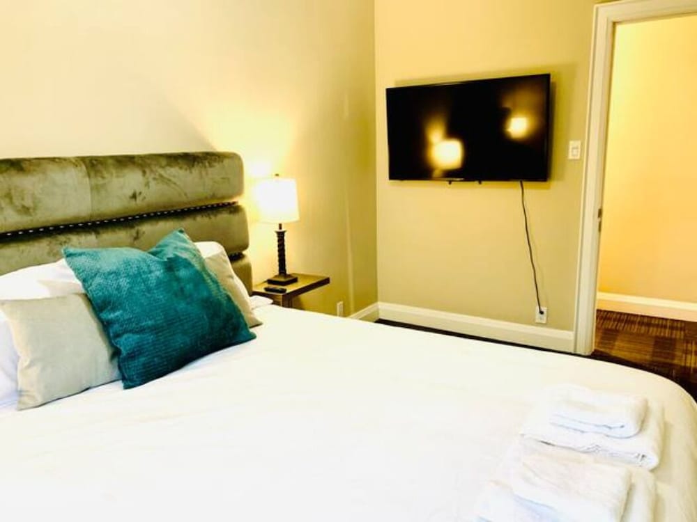 Professional Three Bedroom Condo Suite - Image 3