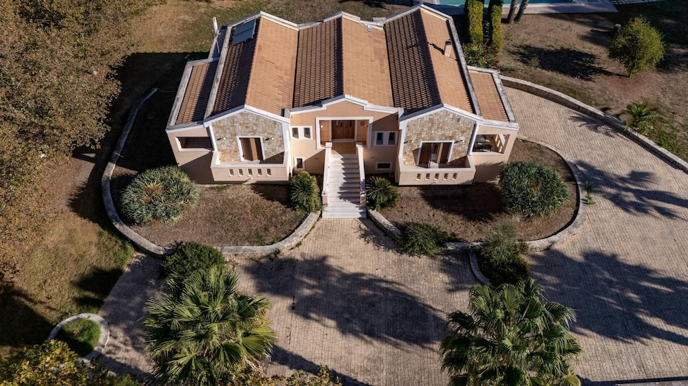Leone Luxury Villa Giota