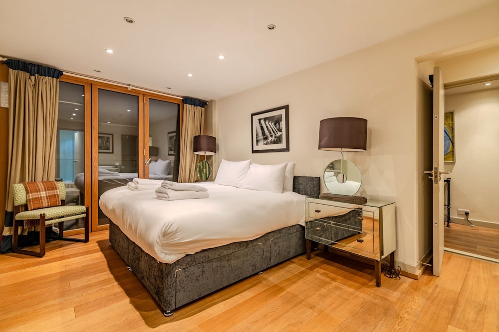 Beautiful Three Bedroom House in West London view 4