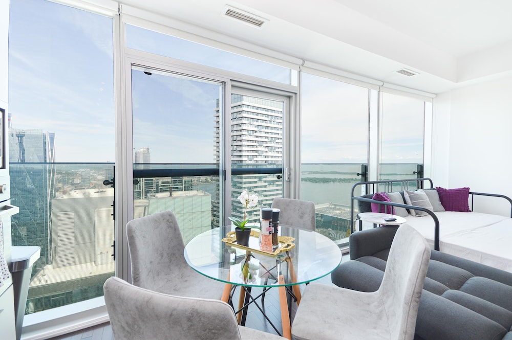 Downtown Toronto Condo near Scotiabank Arena