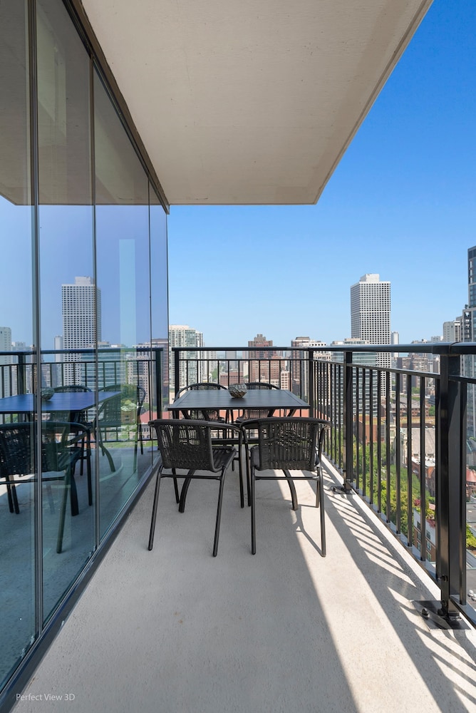 Gold Coast Retreat Skyline Views Walkable