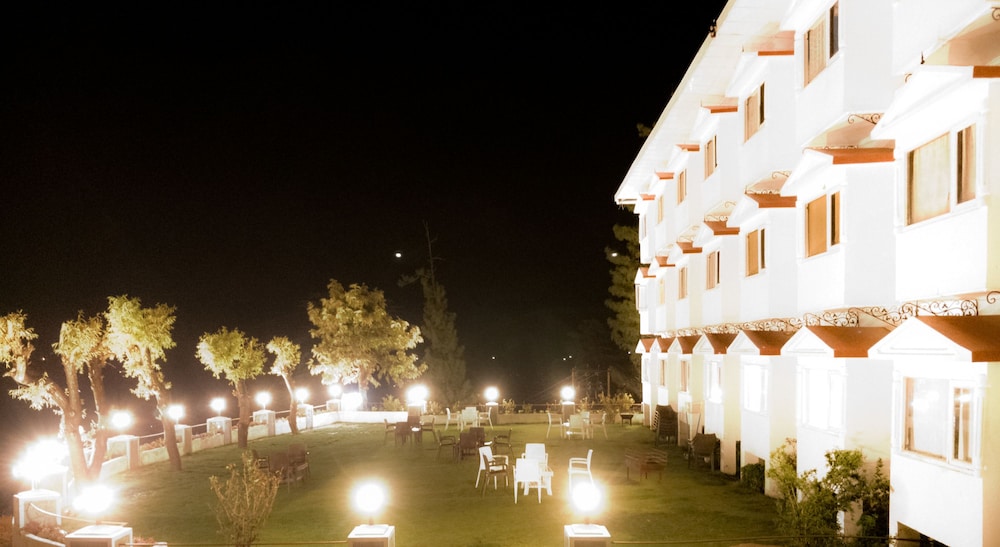 Royal Jardin Whistling Pines Resort