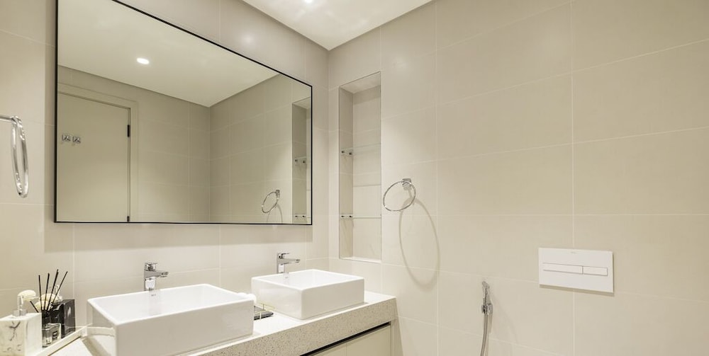 LUX The Marina Vista Beachfront Suite 3