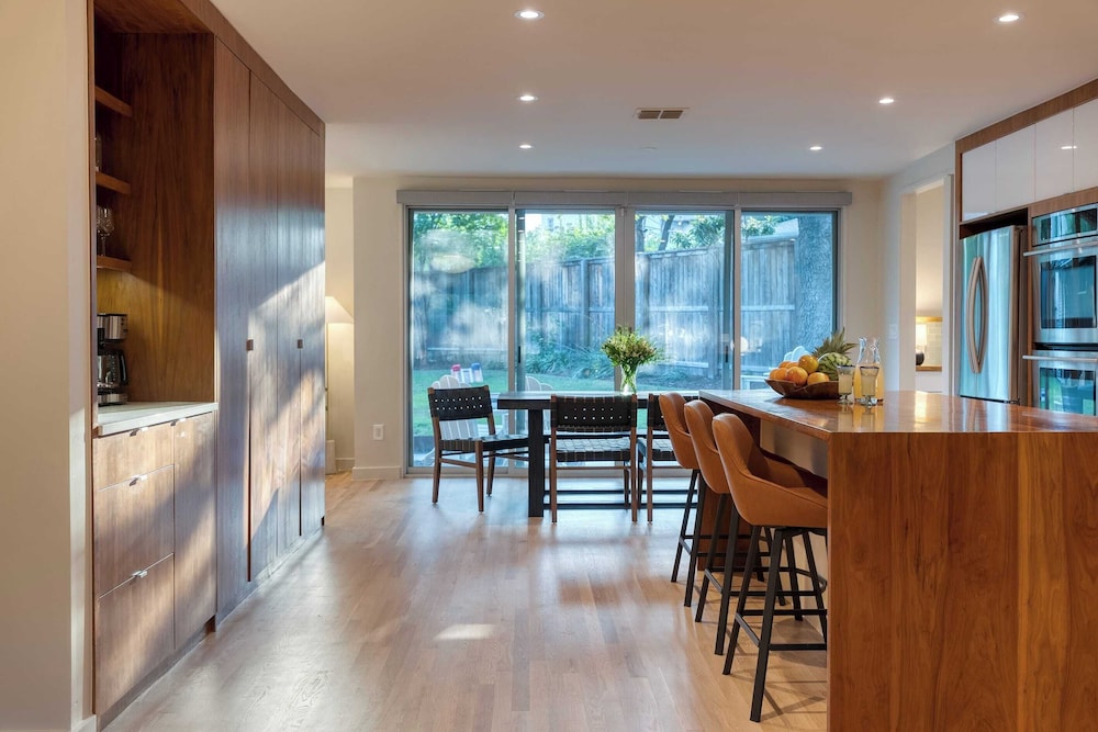 Modern Austin Home w/ Pool, Putting Green & Coffee Nook Townes Retreat by Avantstay
