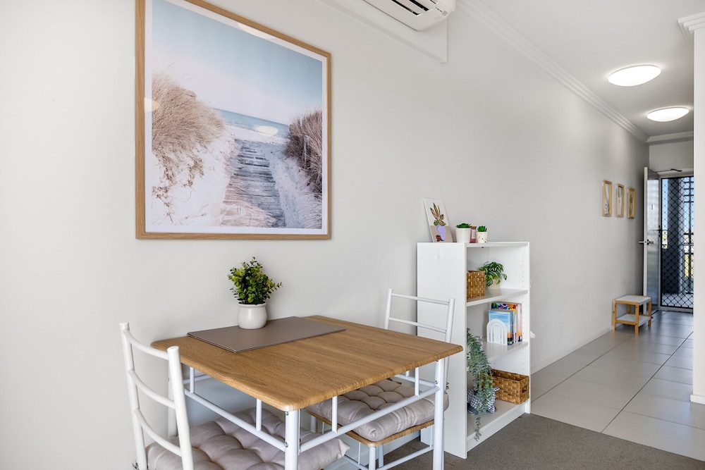 Birtinya 1-bed With Canal Views and Pool