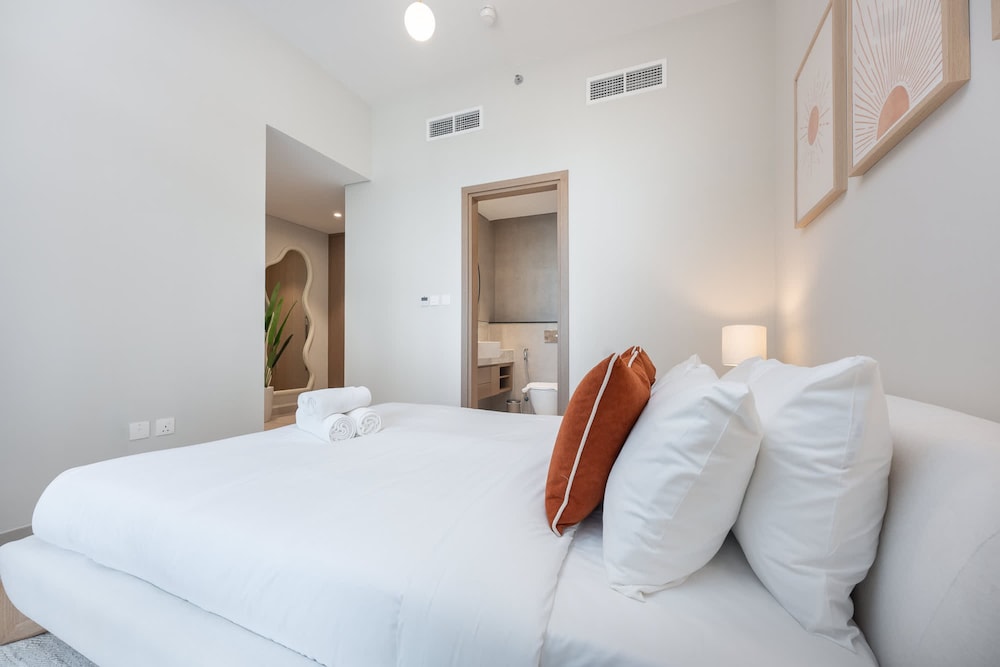 Contemporary 2BR in Azizi Greenfield - Meydan