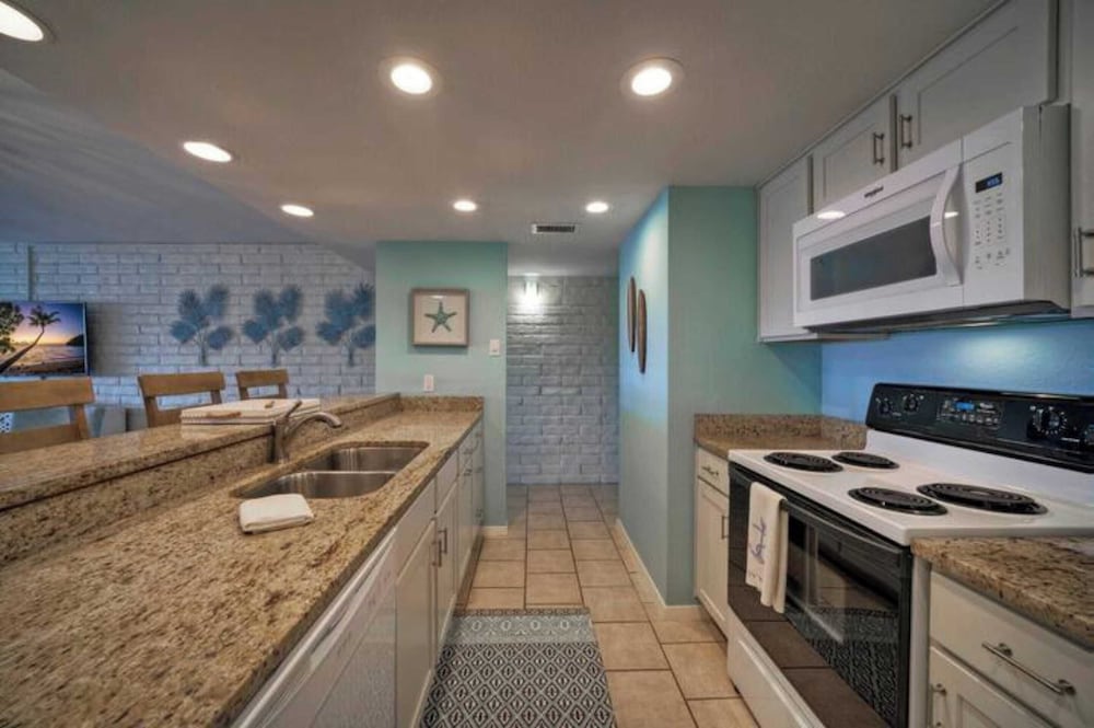 Sleeps 20 3 Condos w/ Beach Access, Pool, Tennis Courts Sea Sands Complex