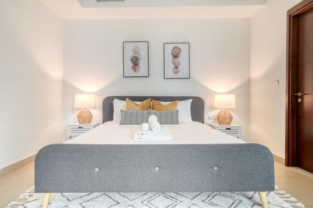Trendy 2BR Downtown Apt Steps From Burj Khalifa