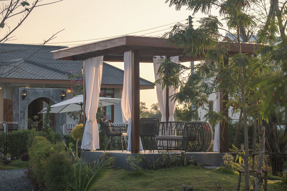 The garden pool villa resort at doisaket