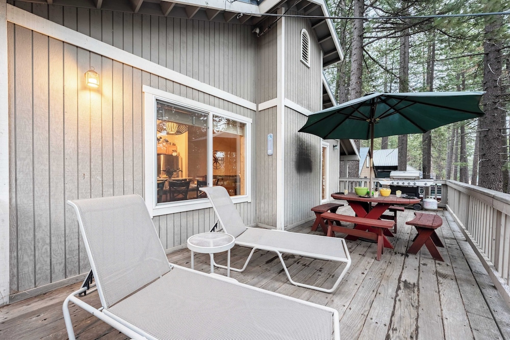 Stylish Truckee Retreat Deck, Near Lake & Skiing Moraine by Avantstay