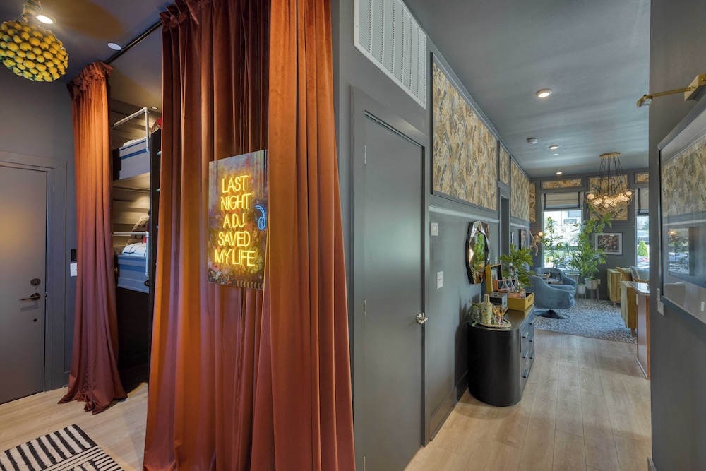 Colorful 4BR w/ Artful Design, Dining & Easy Access to Broadway The Bloom House by Avantstay