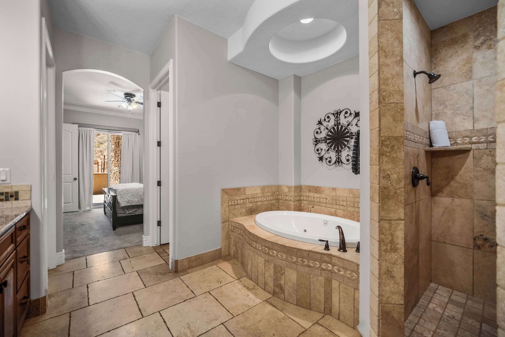 Pool Paradise for Families - Condo for 12 w/ Resort-style Amenities