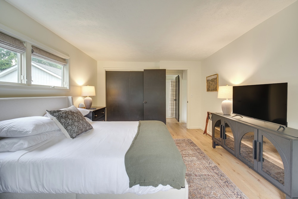 < 1 Mi to Lake Erie: Home w/ Hot Tub & Game Room!