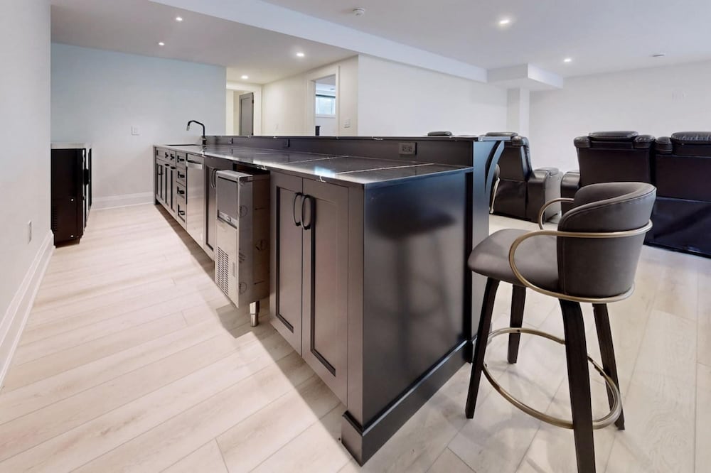 Lucky Mansion Luxury Villa in Fort Erie