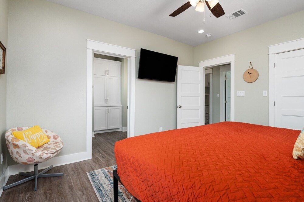 Blue Crab Cabana 3 Bedroom Home by RedAwning view 3