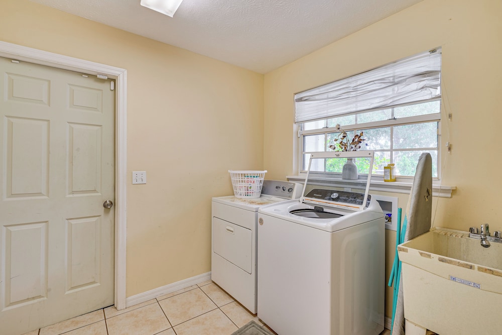 Private Pool & Yard: Family Retreat in Cape Coral