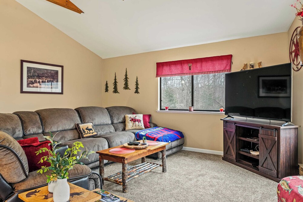 Atlas Point Lodge Sauna, Fireplaces, Kayaks, Lakes + Pet-friendly Yard