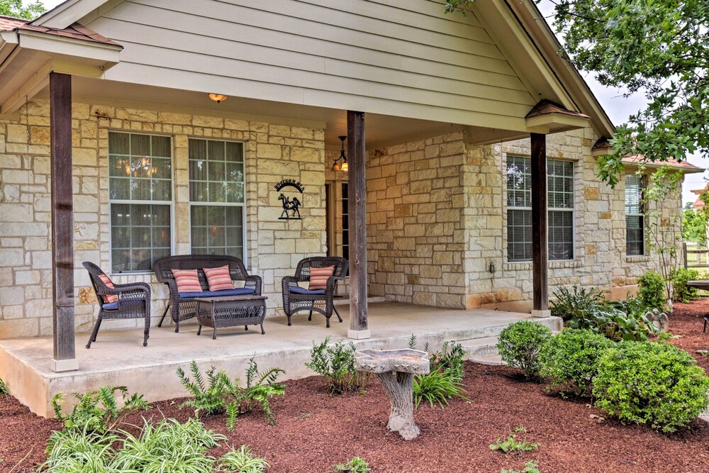 Cozy Texas Retreat w/ Patio, Grill & Horseshoes! view 3