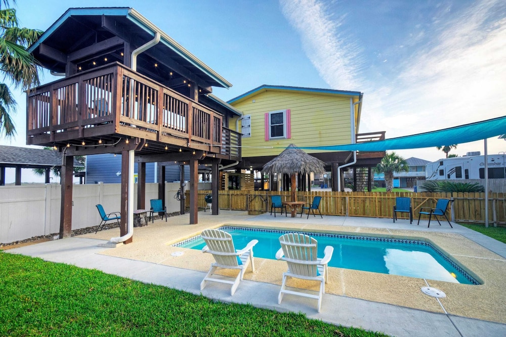 Private Pool, Yard, Deck, by the Nature Preserve! Tipsy Flipper by Avantstay