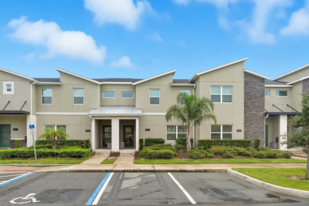 Chic & Fun Family Stay 10 Mins to Disney