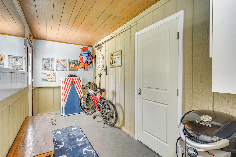 Riverside Retreat w/ Boat Dock in Sunny Astor!