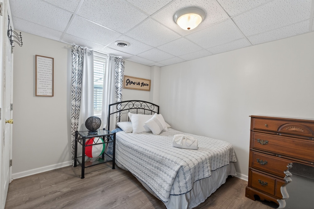 Coastal Retreat Steps From Private Beach 2 Bedroom Apts