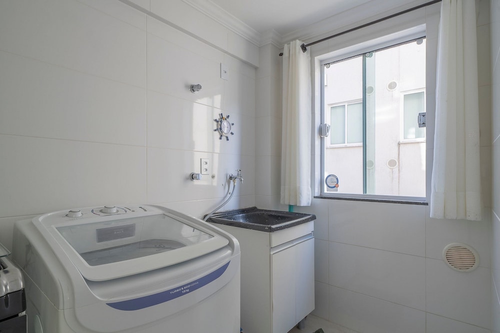 2-bed Apt w/ BBQ - Downtown Bombinhas Caa103