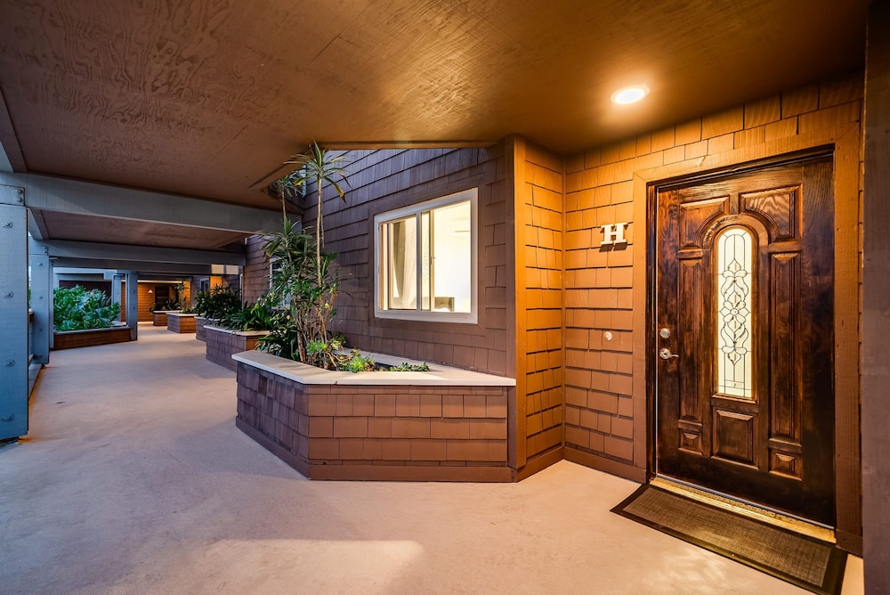 Luxury Oceanfront Condo With Private Beach Access