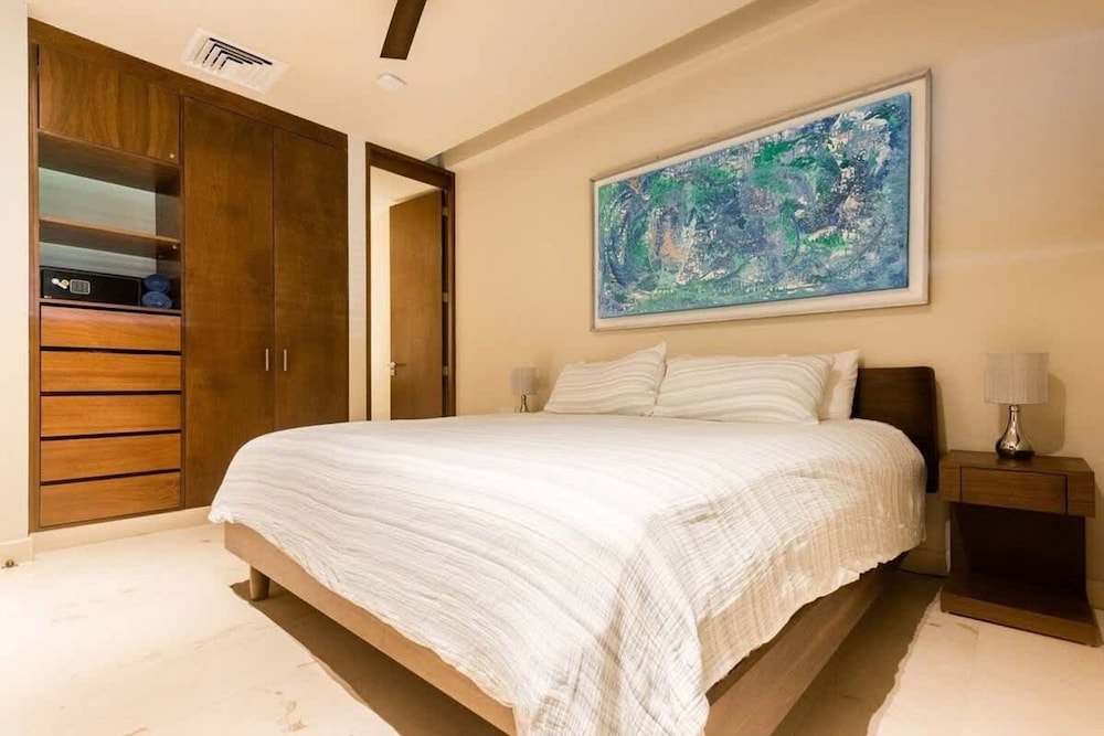 1 Br Steps From the Beach Roof w Ocean View