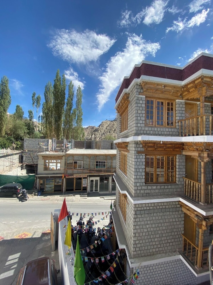 Nezer Hostel & Roof Top Cafe