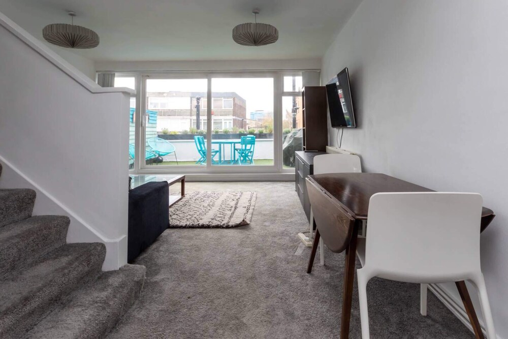 Spacious & Cosy 2 bed Flat With Terrace & Parking