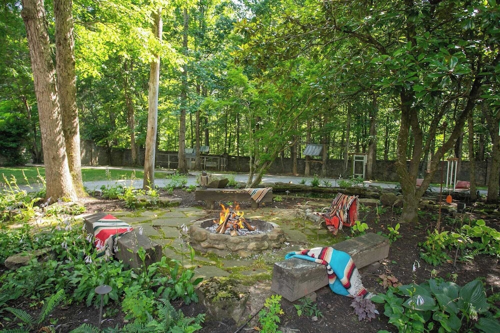 35 Acre Villa w/ Pool, Spa, Wine Cellar & Gym + Near Golf Club La Pearla Ranch by Avantstay