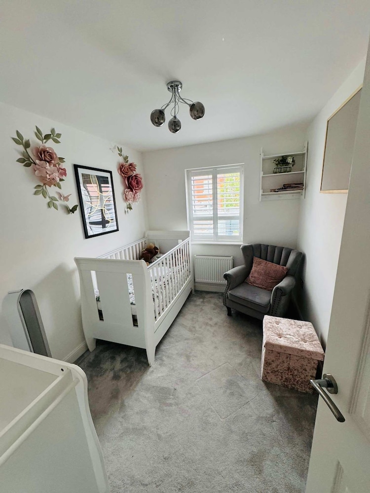 Luxurious Majestic 4 Bedroom- Free Parking