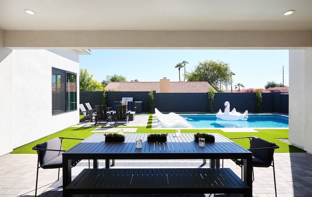 Luxe - Solstice Retreat - Heated Pools - 2 Homes