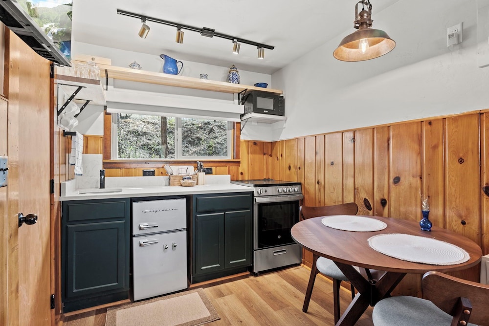 Timber Lodge Cabin 11