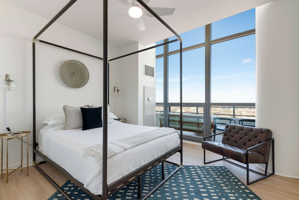 Group Stay 3 Penthouses in the Same Building