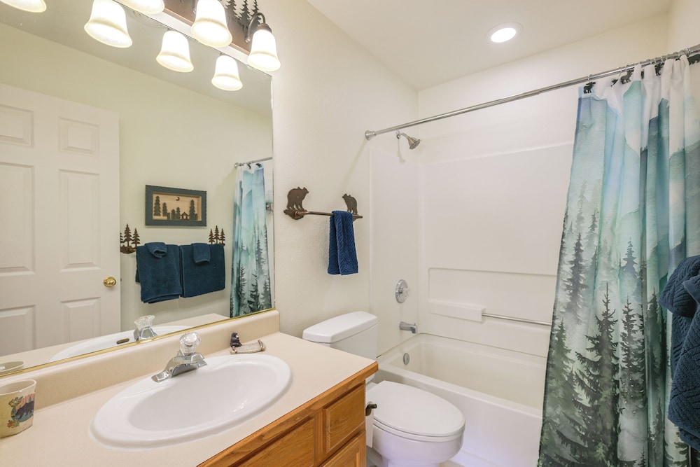 Cozy Home w/ Hot Tub: 7 Mi to Pagosa Hot Springs