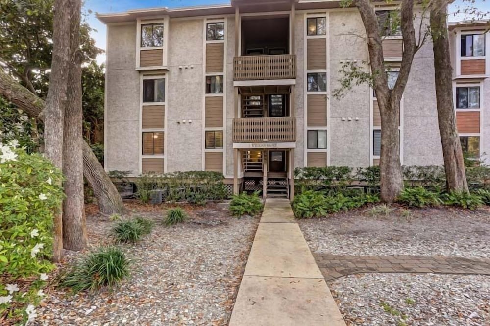 Amelia Landings Condo, Easy Access to the Pool and Short Walk to the Beach by RedAwning