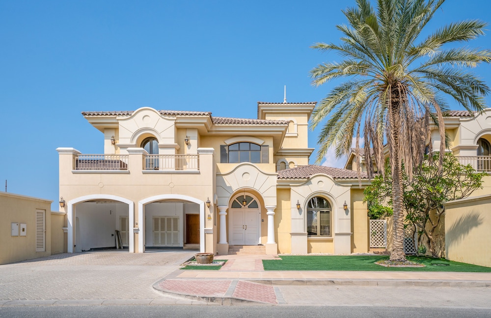 5BR Beach & pool villa in Palm