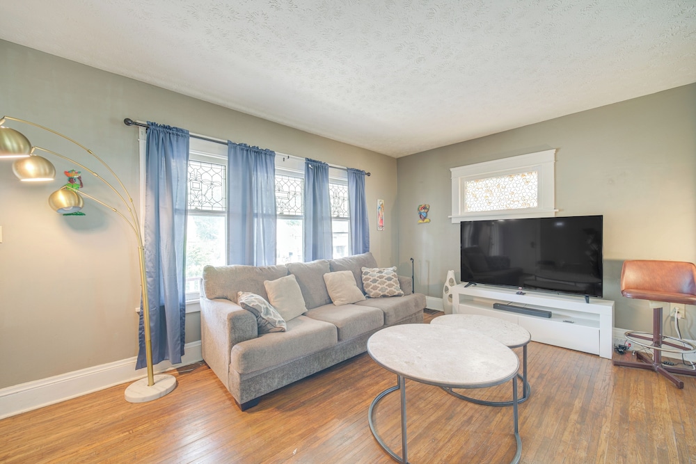 2 Mi to Zoo: Charming Apt w/ Balcony in Cleveland