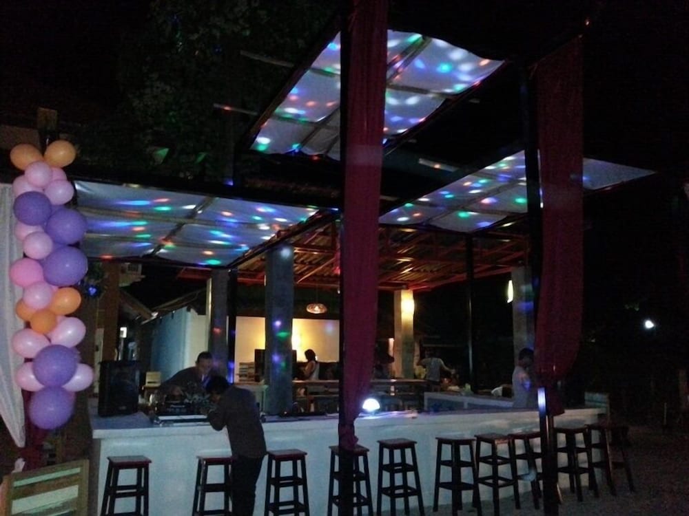 Dancing Elephant Beach Club - Hostel