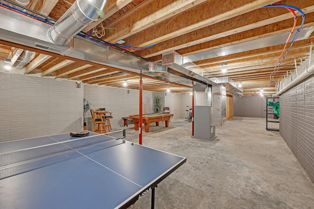Lakeside Retreat With Hot Tub & Game Room 3 Bedroom Home