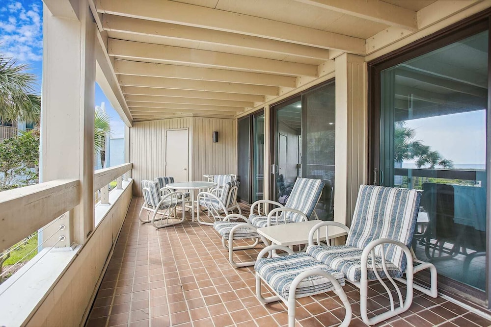 Luxe Oceanfront Retreat: St. Aug Hibiscus D202