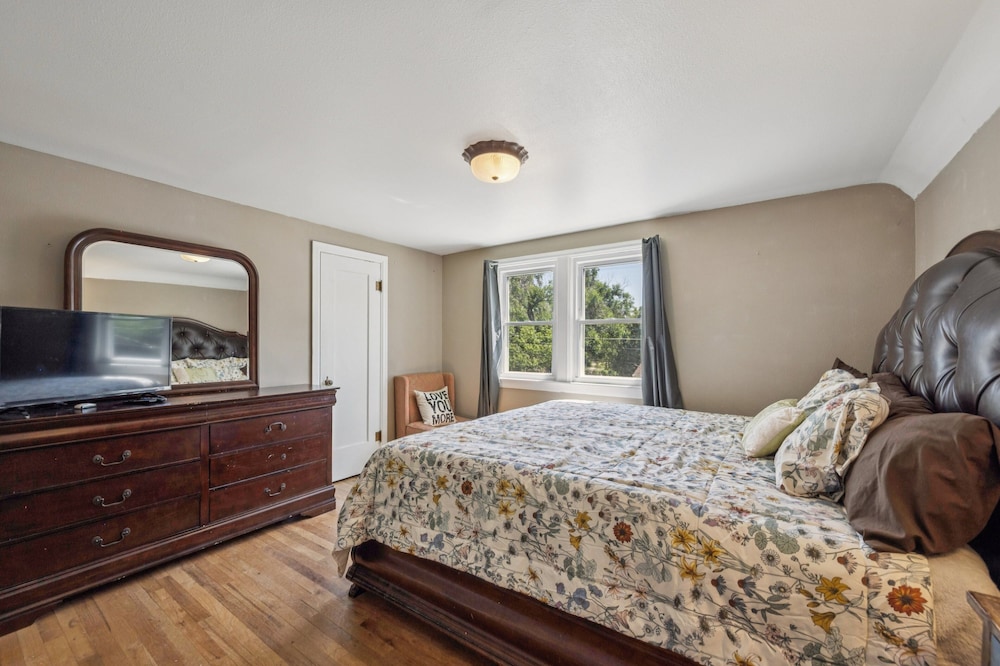Charming Home Near Unc & Dt Greeley 5 Bedroom Home