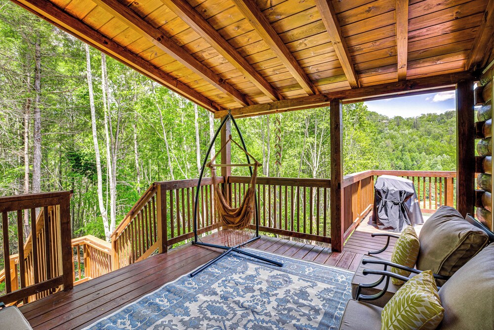Lakefront Cabin in Elk Park w/ Hot Tub & Mtn Views