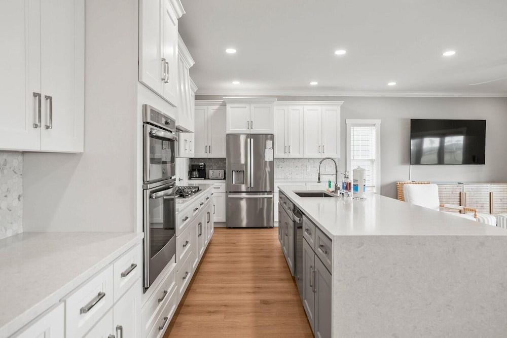 Spacious and Stylish 4-bed, 4.5-bath Home With Stunning Golf Views