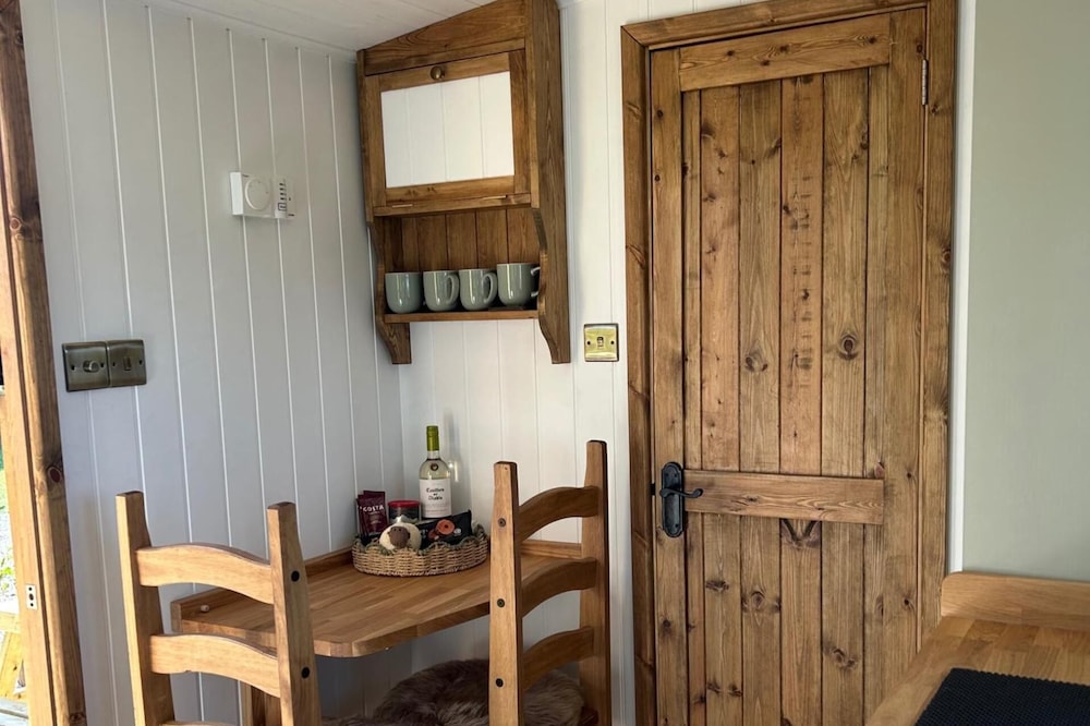 Fernlea Luxury Shepherds Hut - Sleeps 2 & Hot Tub