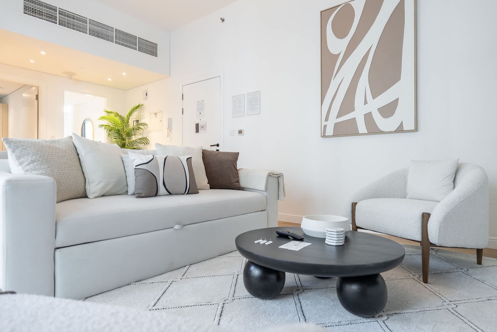 Bright and Airy 1-bedroom Apartment Perfect for 4 in Dubai Marina