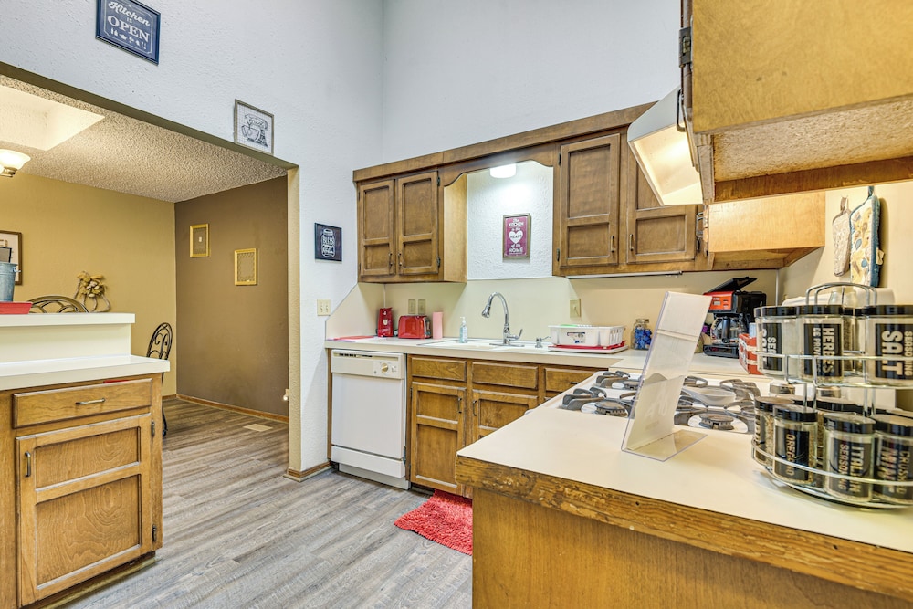 3 Mi to Downtown Tulsa: Cozy Retreat!